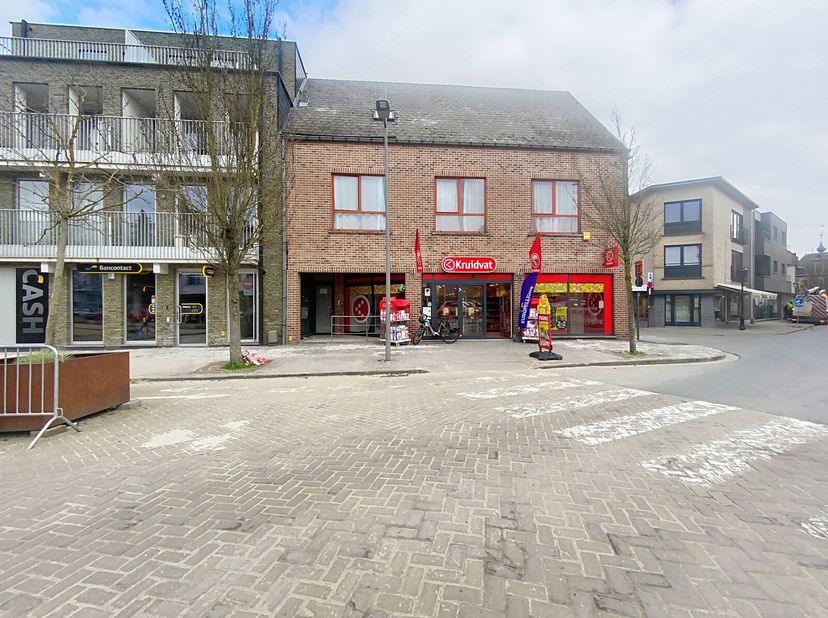 Plan je afspraak in via  www.living-stone.be&lt;br /&gt;
Appartement met 1 kamer in centrum Ternat (Marktplein).&lt;br /&gt;
Gelegen op de 1e verdieping - zonder