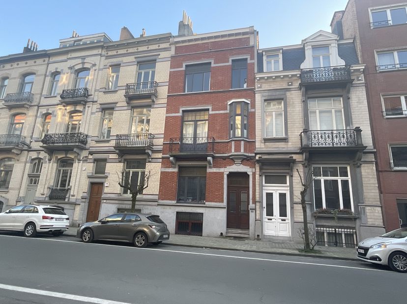 Dans un quartier très prisé, idéalement située à proximité de toutes les facilités, à rénover TRÈS BELLE MAISON DE MAÎTRE d&#039;une superficie totale de p