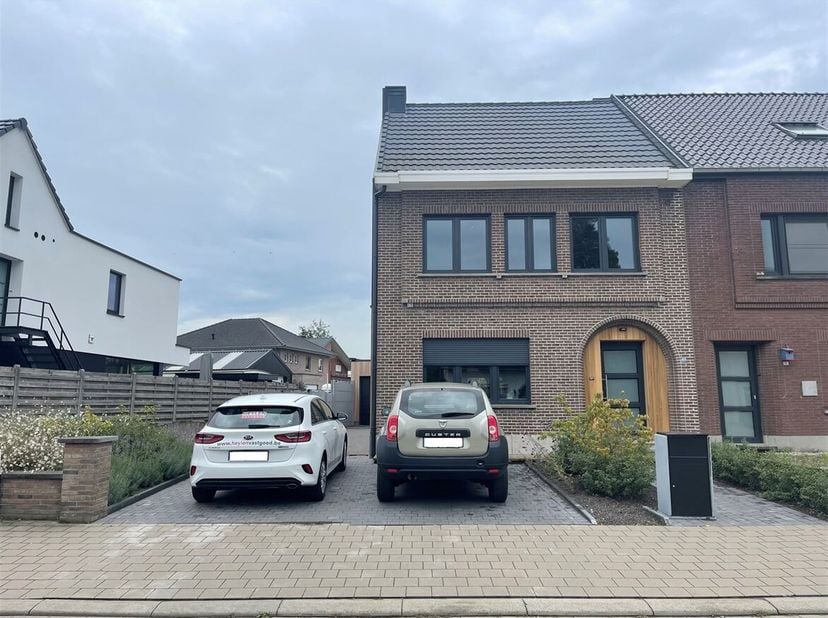 Huis met 3 slaapkamers, garage en tuin&lt;br /&gt;
Ligging: De woning is gunstig gelegen nabij het centrum van Itegem. Alle faciliteiten zoals supermarkten,
