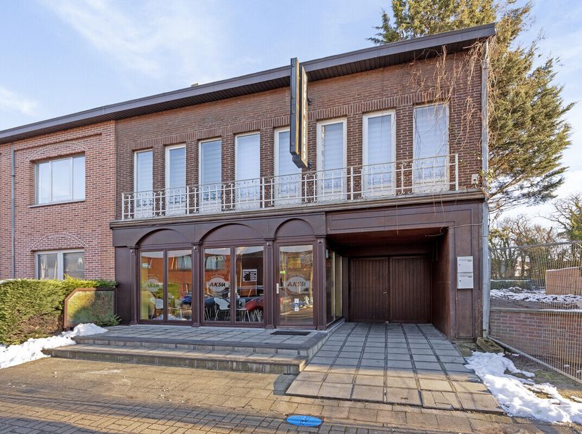 Bien professionnel à vendre
                    à 3665 As