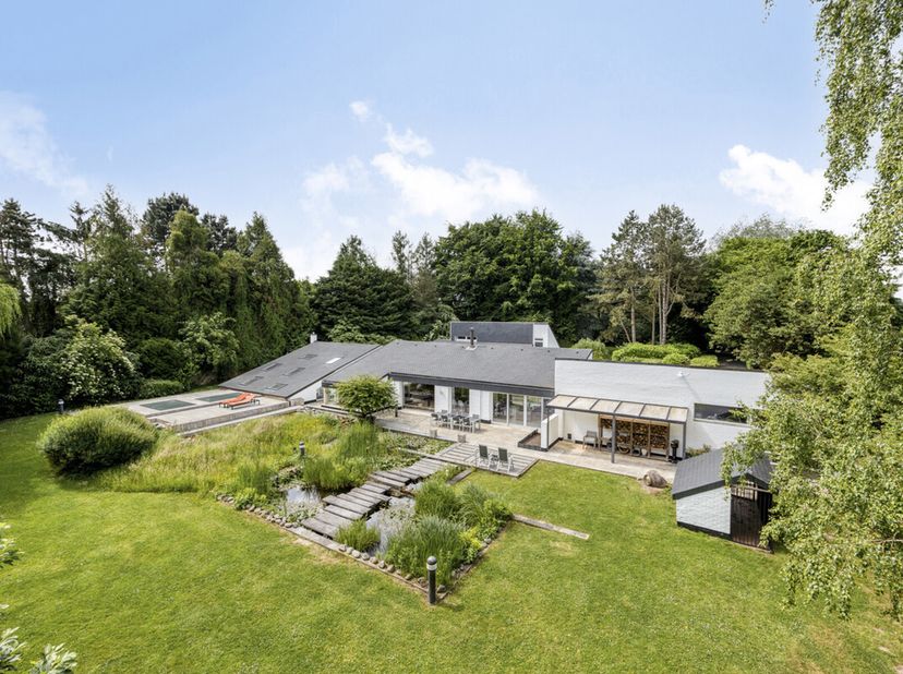 Lichtrijke architectenvilla gelegen in een groene en rustige omgeving, en vlakbij het openbaar vervoer en het centrum van Hoeilaart.&lt;br /&gt;
Deze unieke