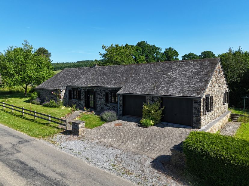 REZ DE CHAUSSEE de ± 214m²&lt;br /&gt;
- Hall d&#039;entrée de ± 12m² sur carrelage avec wc indépendant,&lt;br /&gt;
- Séjour de ± 50m² sur carrelage avec cassette à b
