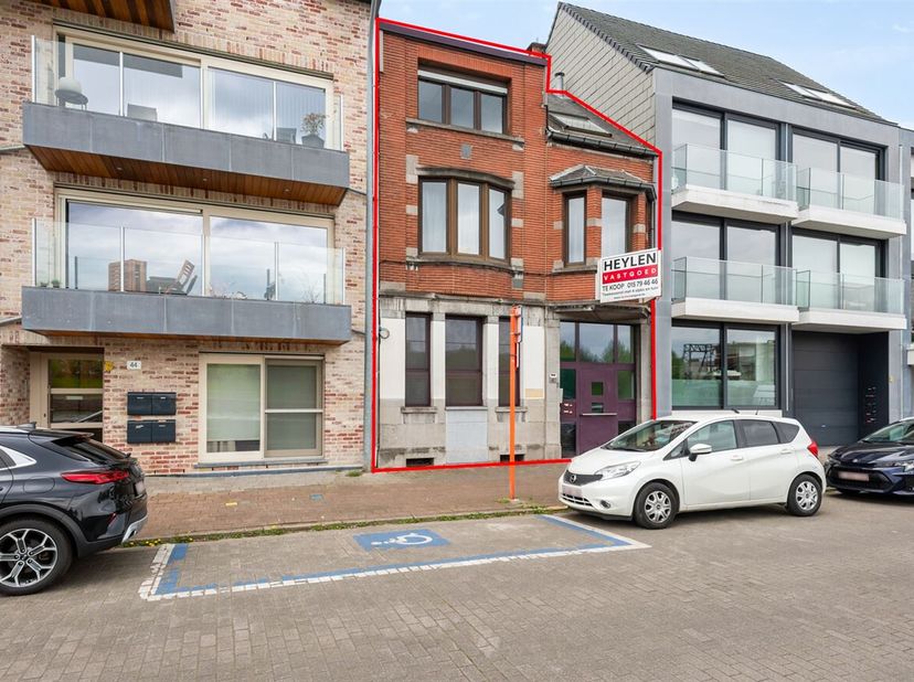 Deze eigendom biedt twee instapklare appartementen met elk hun eigen inkom, busnummer en aparte nutsvoorzieningen  ideaal voor wie wil wonen én verhur