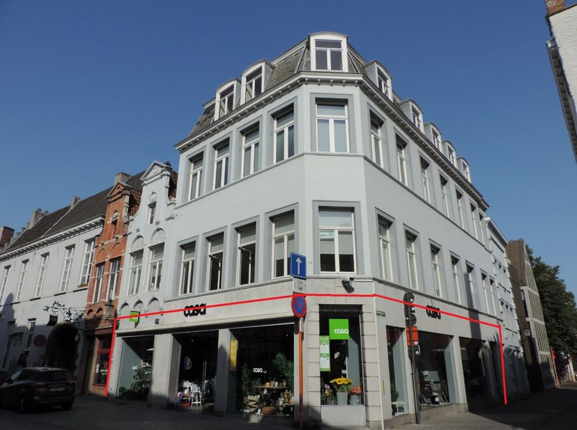 Winkelruimte in één van de meest levendige winkelstraten in centrum Brugge en omringd door verschillende bekende merken zoals lab 9, Xandres, Scapa. O
