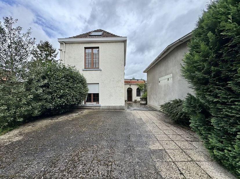 Berchem-sainte- Agathe à proximité de toute commodités- Belle maison 3 chambres de +/- 150m² avec entrepôt à lavant et garage  au grand potentiel d&#039;am