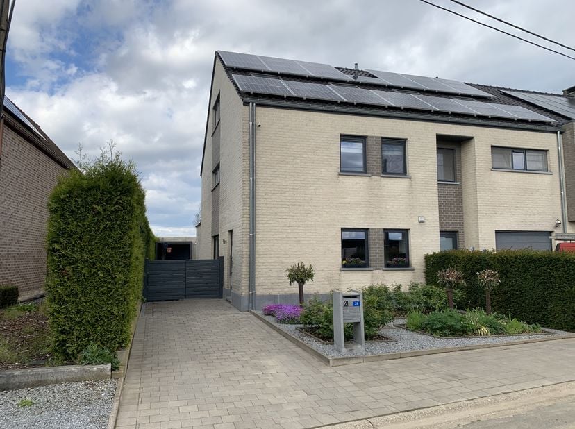 Comfortabele en energiezuinige gezinswoning met 4 slaapkamers en zonnenpanelen, gelegen aan de rand van het dorp zussen. De verkeersarme straat die ui