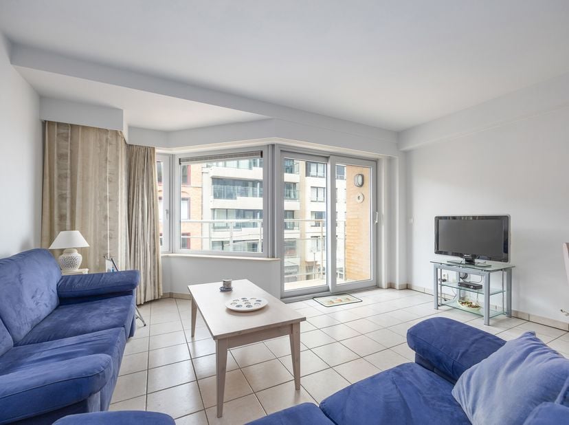 Résidence BEAUFORT : au 2ième étage en plein centre de Westende-bains, très bel appartement meublé avec vue latérale sur la mer, comprenant : un hall