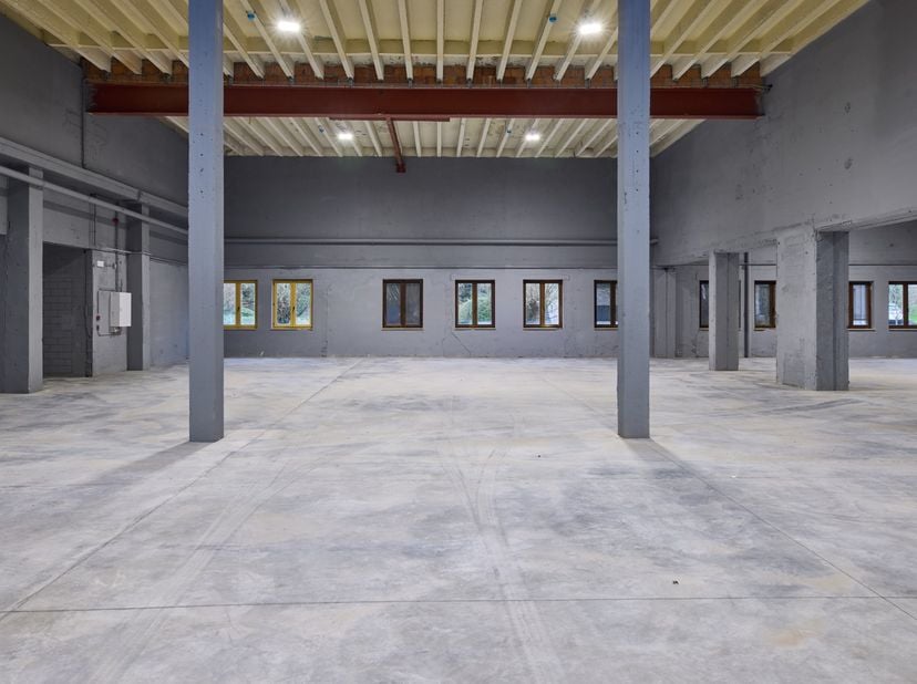 Magazijn unit te huur met een opp. van ca. 1.400 m² = UNIT 2 (foto’s zijn van VOOR de renovatiewerken).  &lt;br /&gt;
De hoogte bedraagt 7 à 8 meter. &lt;br /&gt;