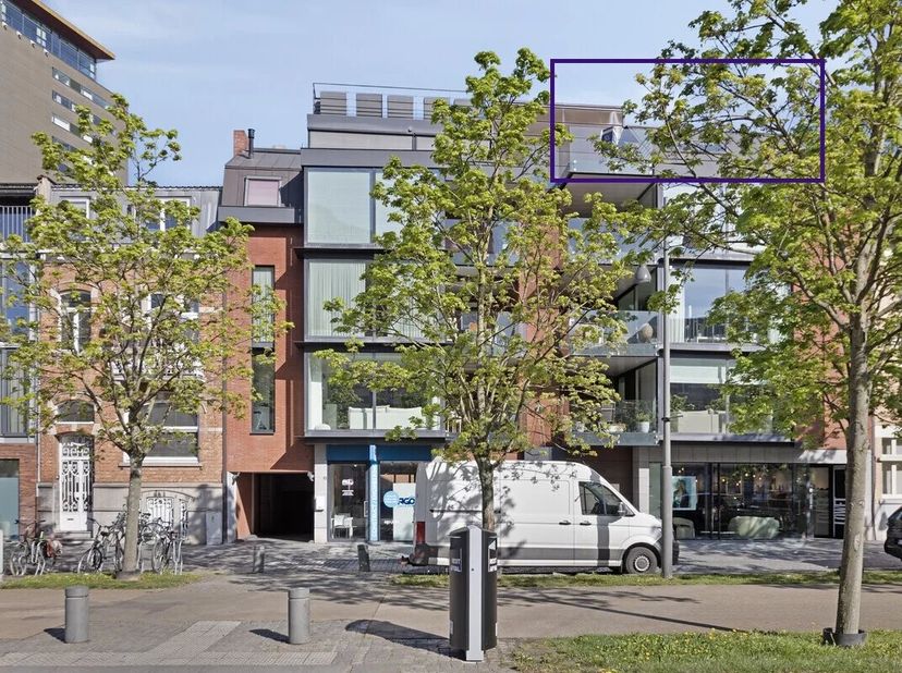 RUIM 1 SLPK APPARTEMENT (81M²) MET PRACHTIG TERRAS IN HASSELT INCLUSIEF ONDERGRONDSE PARKEERPLAATS&lt;br /&gt;
Zalig wonen in het bruisende centrum van Hass