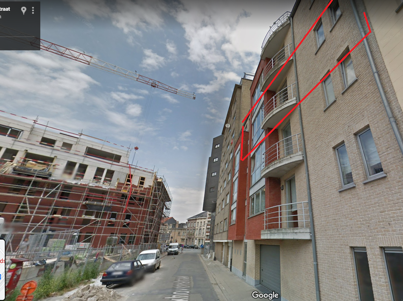 Leuk en centraal gelegen appartement, vlakbij het centraal station, de invalswegen en het stadscentrum. De woning bestaat uit een inkomhal met kast, r