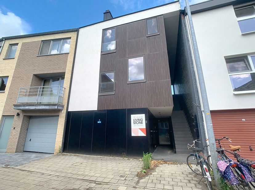 Modern en stijlvol duplex-appartement met drie slaapkamers, gelegen op de tweede en derde verdieping met alle comfort en een ruim bankirai-terras.&lt;br