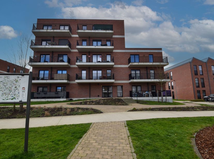 Ligging:Blok E: De Ververij Bus 104 (1.01)Deze assistentiewoning bevindt zich op de 1ste verdieping in een autoluw woonerf De Weverij,het centrum, de