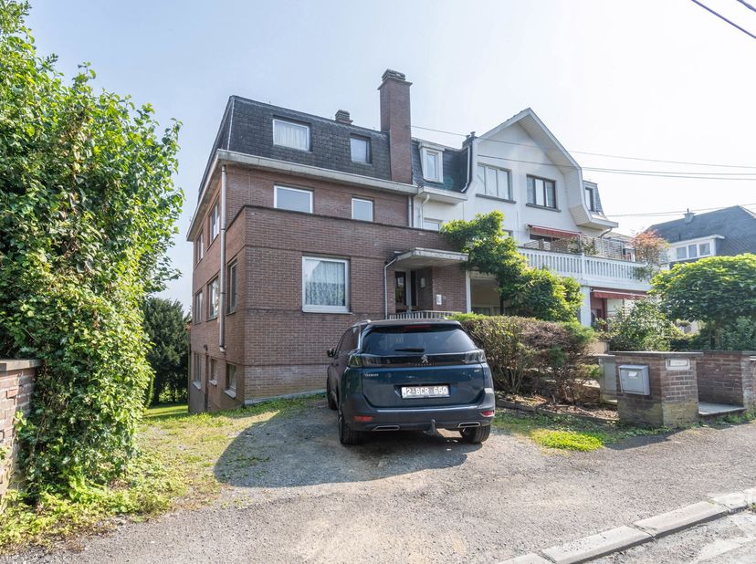 Immeuble composé de deux appartements-duplex, situé dans une petite rue à sens unique à deux pas de la gare de Rixensart.&lt;br /&gt;
1) Appartement rez-de-