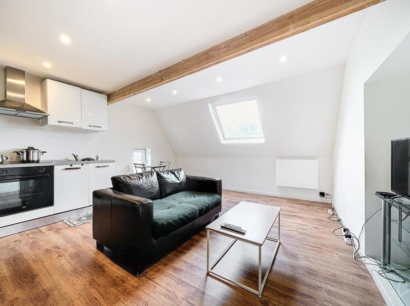 We Invest Liège et Lucas vous proposent à la vente cet appartement situé dans un emplacement stratégique, cet appartement de 2 chambres est actuelleme