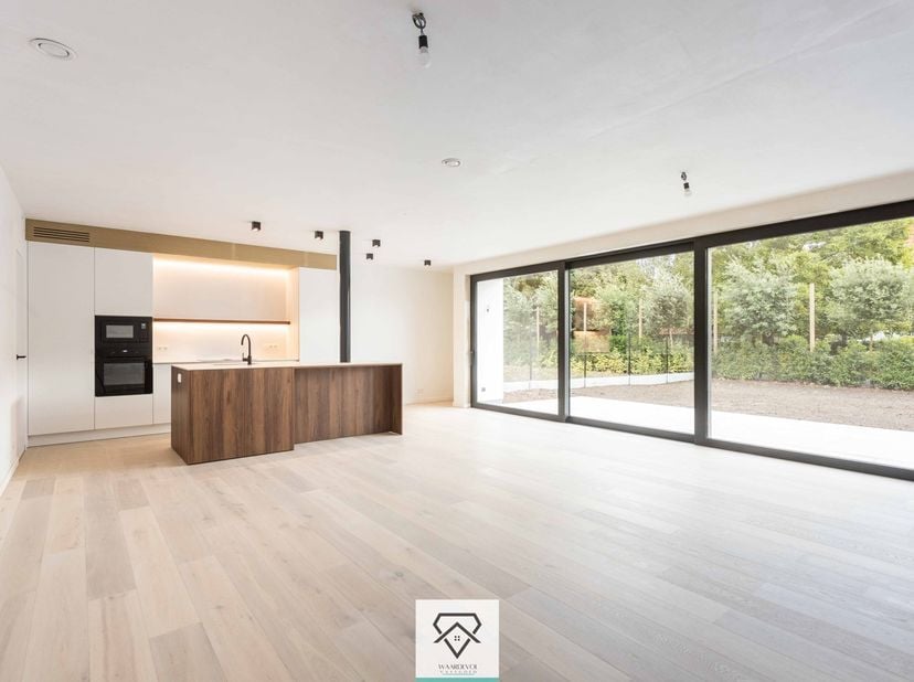 Welkom in deze kant-en-klare moderne nieuwbouwwoning te Machelen-aan-de-Leie! Deze nieuwbouw bevindt zich in een rustige straat met een vlotte bereikb