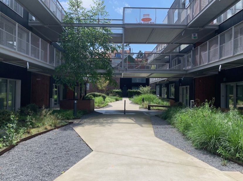 Parc Josaphat / Louis Bertrand. Beau penthouse très lumineux dans un clos privatif sécurisé avec 2 grandes terrasses. 3 Chambres, hall d&#039;entrée avec v