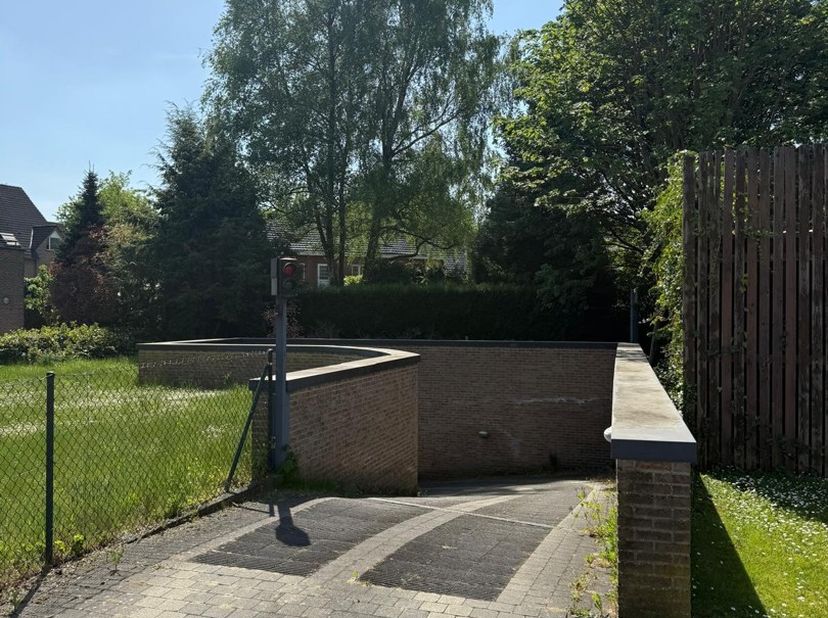 TE HUUR in Neerpelt centrum:&lt;br /&gt;
&lt;br /&gt;
Afsluitbare garagebox.&lt;br /&gt;
Huurprijs: €80/maand (excl. €5/maand forfait elektriciteit)&lt;br /&gt;
Huurwaarborg: