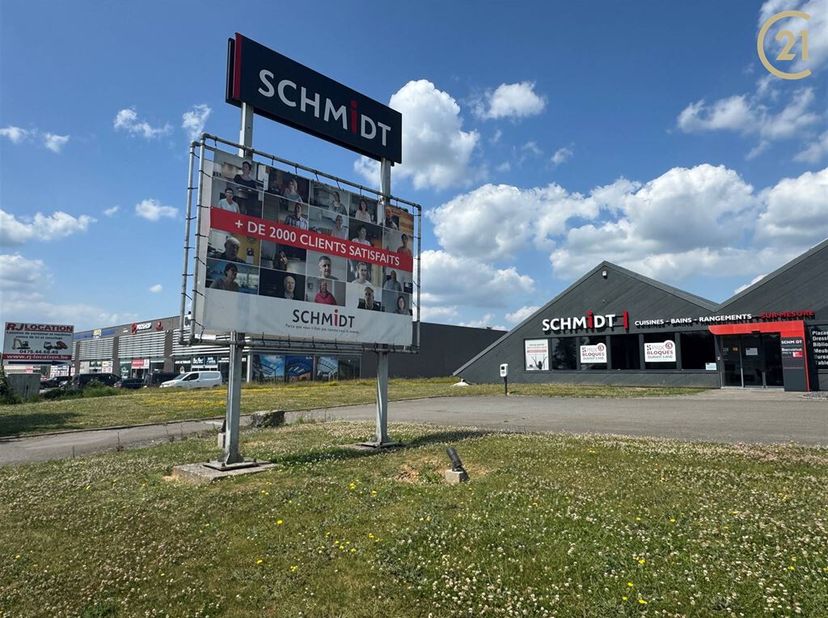 Superbe emplacement commercial situé sur la Chaussée de Tirlemont à Gembloux. Très belle visibilité. Proche des axes autoroutiers et de la N4 et N29,