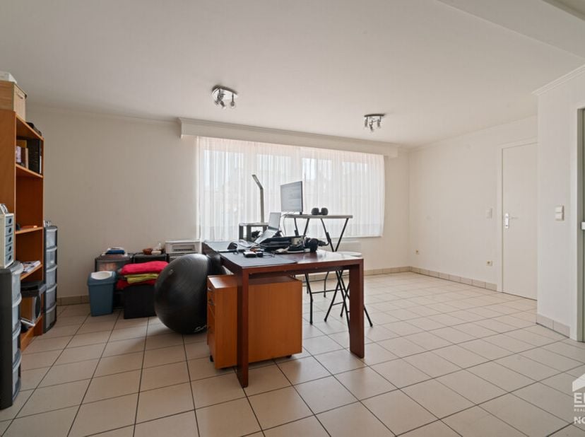 Instapklaar appartement met 2 slaapkamers, terras (20m²) en een autostaanplaats in het centrum van Kuringen (Hasselt).Voor meer informatie ga naar htt