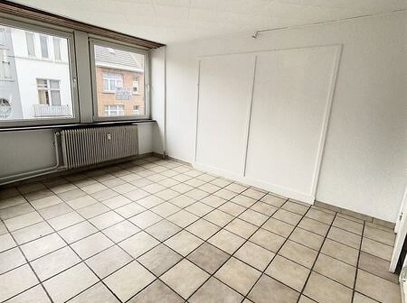 Dicht bij de Place du Miroir, het park, winkels en openbaar vervoer en alle andere voorzieningen, biedt Everest Properties u een ruim appartement van