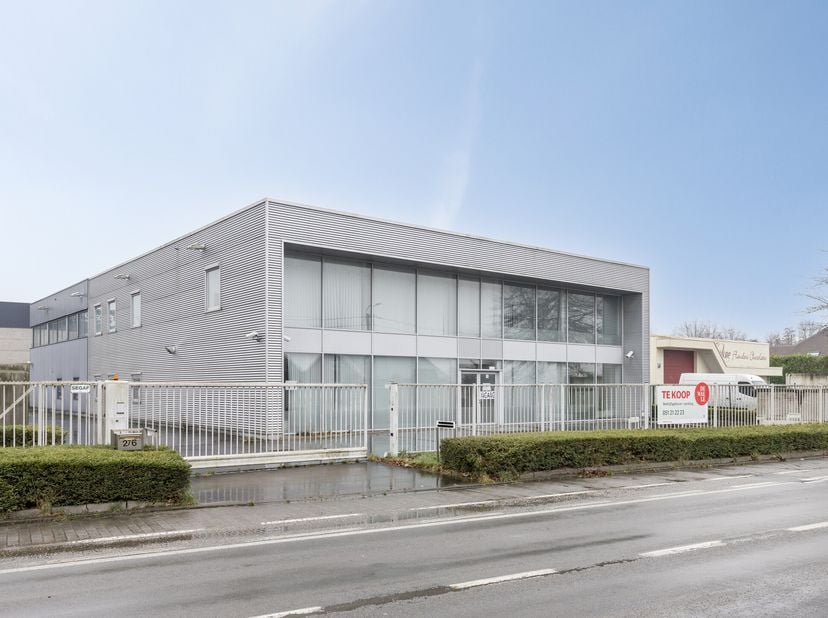 Bâtiment d&#039;affaires polyvalent avec parking spacieux à vendre dans un emplacement commercial le long d&#039;une route d&#039;accès très fréquentée à Roulers sur