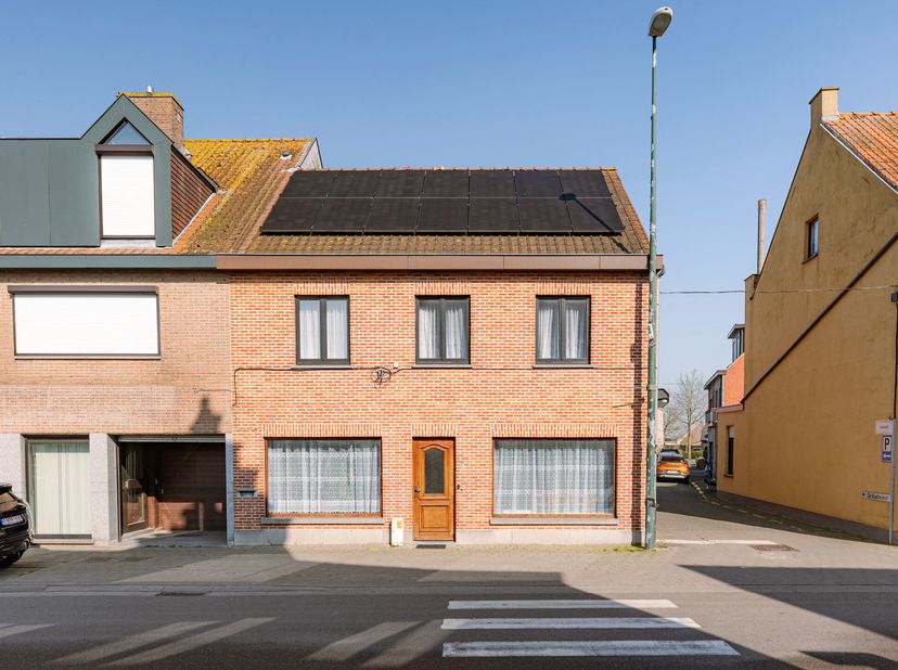 In het levendige centrum van Oostwinkel staat deze ruime en lichte woning, die volledig werd gerenoveerd en instapklaar is. Met een woonoppervlakte va