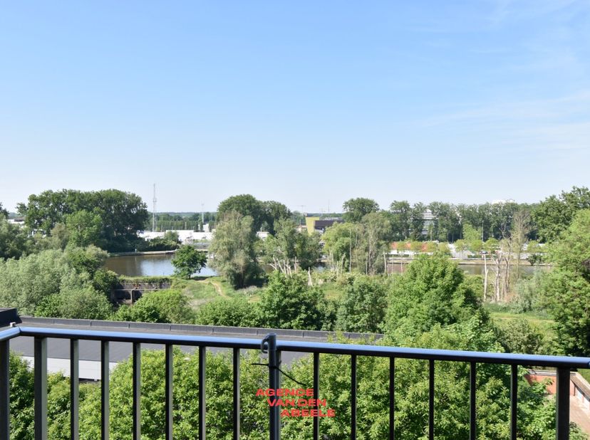 Zeer ruim en lichtrijk appartement gelegen in de Baron Ruzettelaan op wandelafstand van winkels, scholen en openbaar vervoer. Aansluitend is er een vl