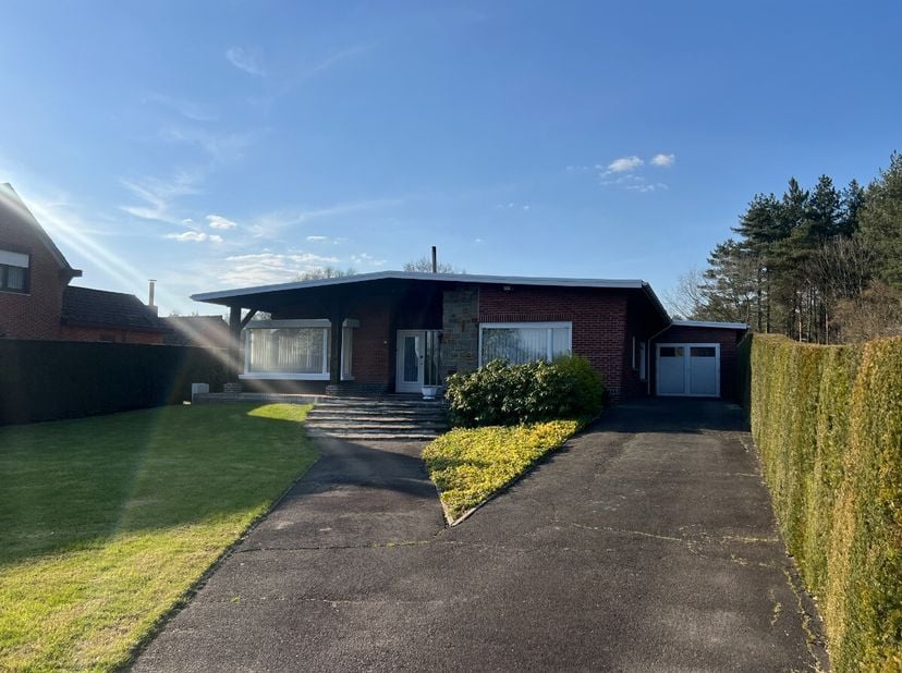 Gelijkvloerse woning met 2 slaapkamers aan de bosrand te Gelderhorsten: Indeling: inkomhal, woonkamer, eetkamer, sas, toilet, keuken, inpandige garage