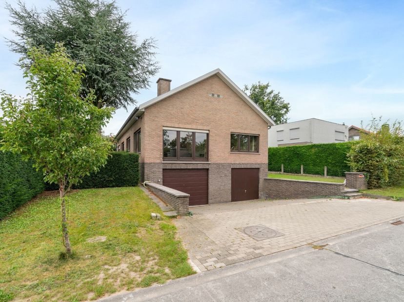 Rustig gelegen ruime villa nabij het centrum van Aalter. Deze op te frissen woning omvat inkomhal, toilet, leefruimte met salon en eetplaats, leefkeuk