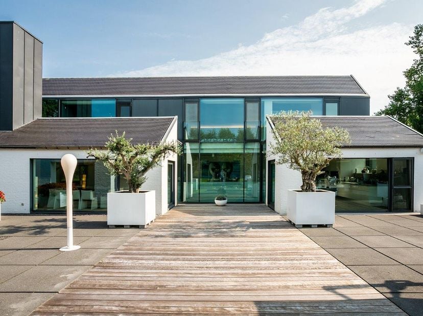 Uitzonderlijke woning, voormalige boerderij, volledig gerenoveerd tot moderne villa met gastenverblijf, polyvalente ruimte en zwembad.  Gelegen in agr