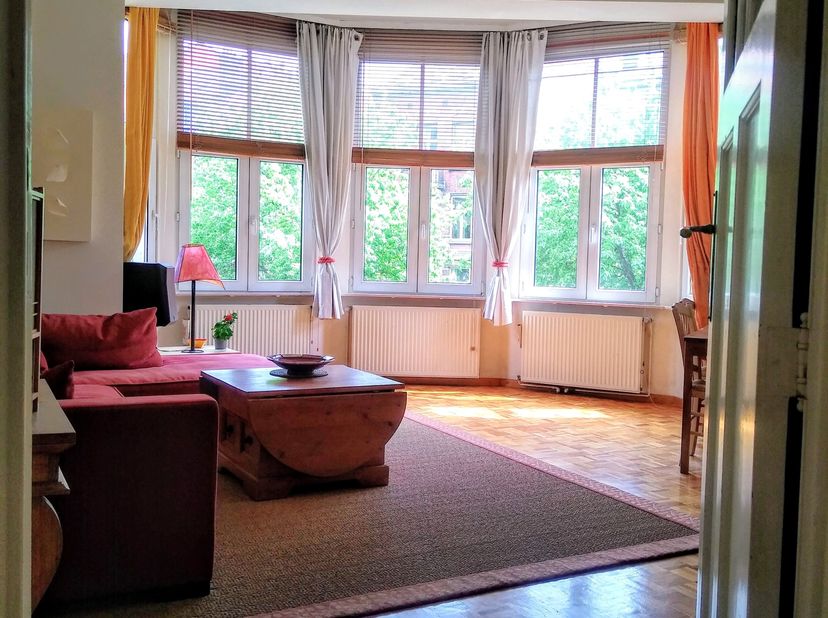 Bel appartement, 2 chambres, Parc de Forest, Saint-Gilles&lt;br /&gt;
&lt;br /&gt;
Dans un immeuble art déco des années 1920 au 2ème étage, bel appartement en bon