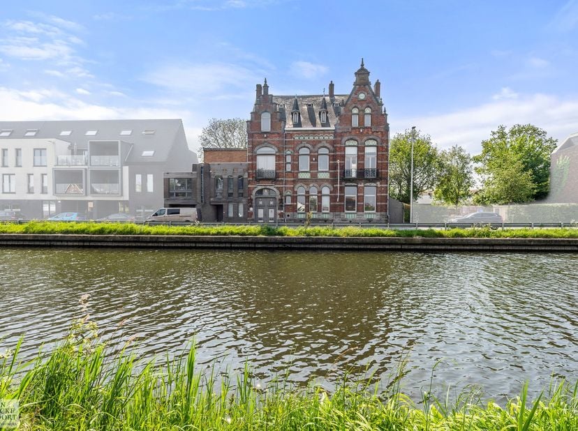 Te koop: imposant herenhuis met aanpalende woning, garage en tuin, pittoresk gelegen langs de vaart in Oudenburg.&lt;br /&gt;
&lt;br /&gt;
De eclectische woning f