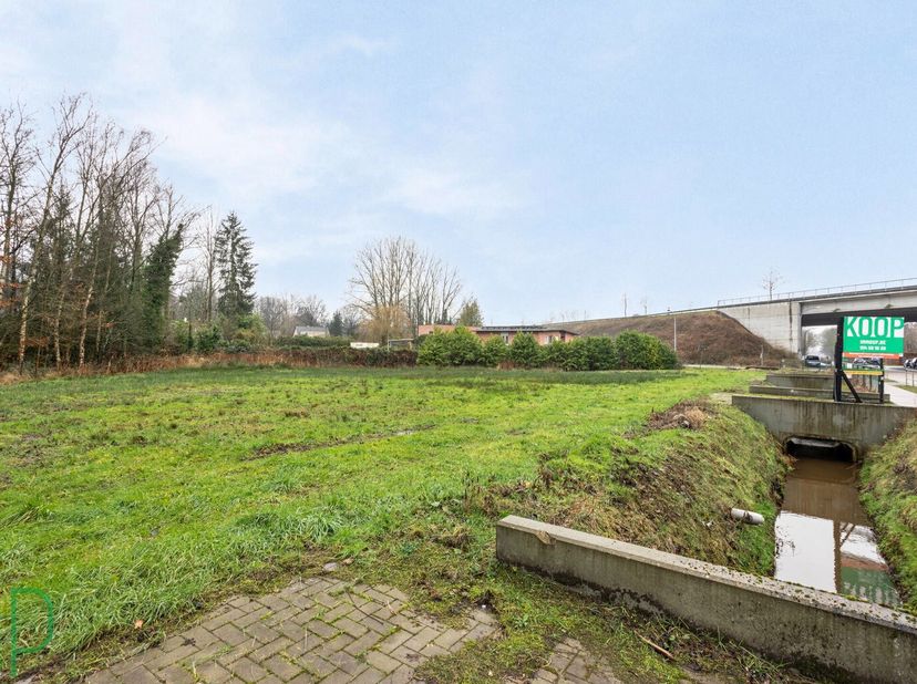 Bouwgrond van 6A 32CA voor open bebouwing.&lt;br /&gt;
Straatbreedte: 23,24m. Diepte: 38,12m. Zuid-oriëntatie. Geen bouwverplichting.&lt;br /&gt;
Centrale ligging