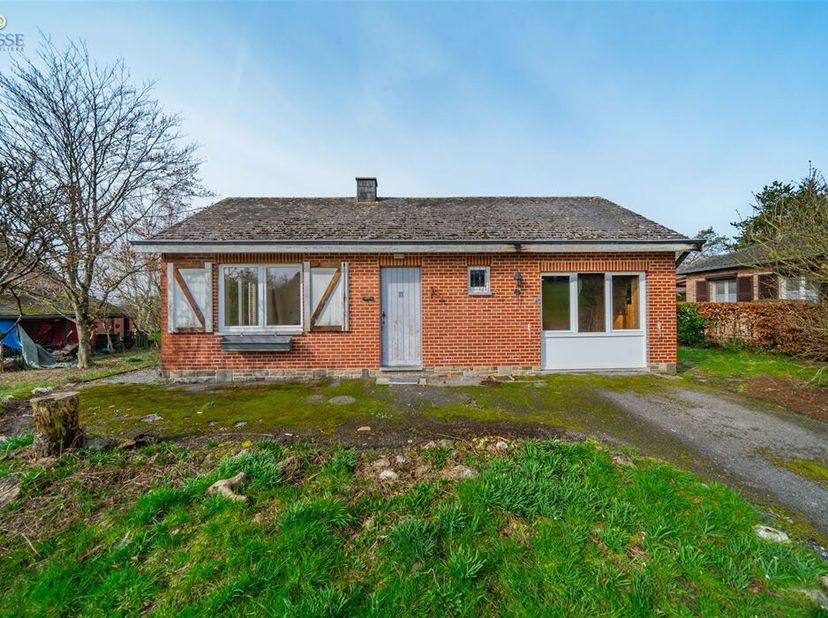 Een kleine villa gelegen op 15 minuten lopen van het centrum van Durbuy&lt;br /&gt;
Bestaande uit:&lt;br /&gt;
Begane grond: hal, badkamer, keuken, woonkamer, een