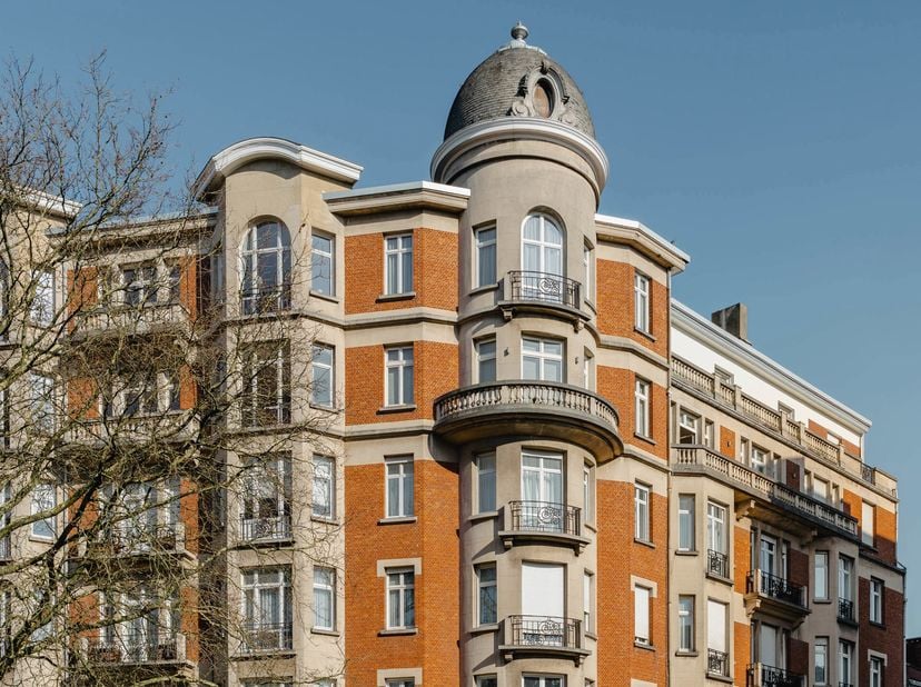 Idéalement situé à proximité immédiate du Square Montgomery, appartement développant une superficie brute de 335 m² situé au troisième étage d&#039;un imme