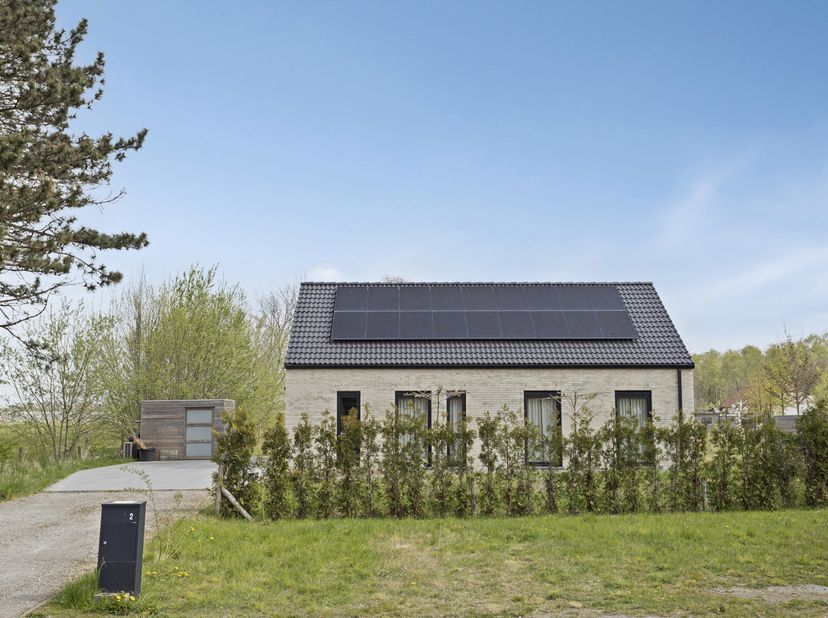 Soms kom je op een plek waar alles klopt. Waar comfort, duurzaamheid en rust samenvallen in een woning die aanvoelt als een warme omhelzing. Welkom in