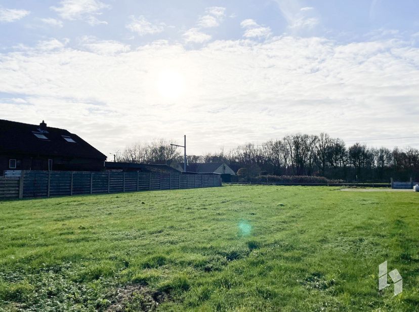Halfopen bouwperceel met een oppervlakte van 531m² en een straatbreedte van 12m met een uitzicht over de velden achteraan.
