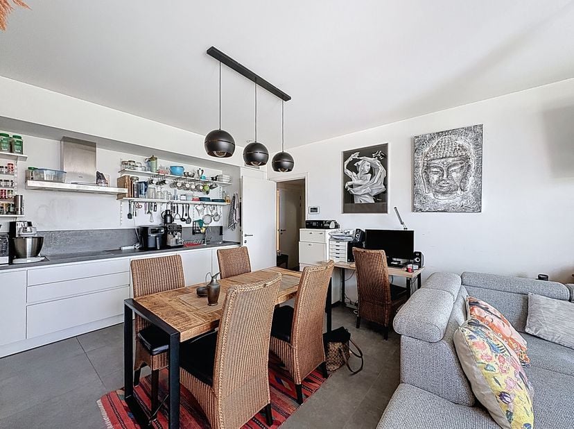 Zongericht terras, vergezicht over de Gentse Skyline en vlot bereikbaar met de wagen zijn slechts enkele van de vele troeven die dit appartement kenme