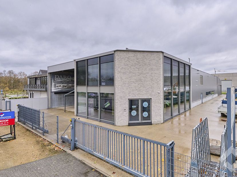 Zeer veelzijdig bedrijfsgebouw op een perceel van 17a 1ca in de industriezone Holven te Balen.&lt;br /&gt;
Deze industriezone ligt op ca. 11km van oprit aut