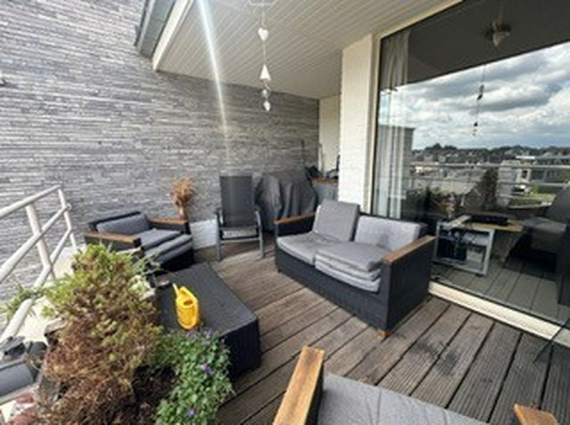 Gelegen op een absolute toplocatie in het hart van Pelt, bieden wij dit ruime en lichtrijke appartement te huur aan op de 3e verdieping. Met zicht op