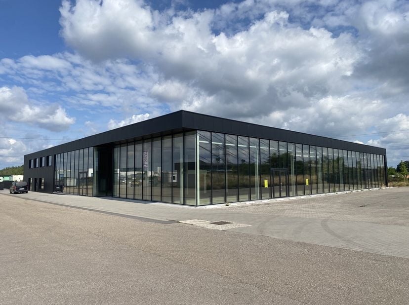 Environ 1.707 m² despace commercial (divisible en unités de 249 - 941 - 517 m²) disponible dans un emplacement stratégique, à proximité des entrées et