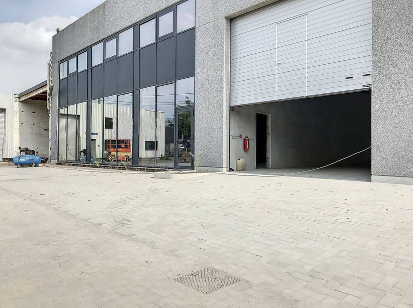 Immeuble commercial à louer à Vichte. Le bâtiment se compose d&#039;un studio/entrepôt, d&#039;une salle d&#039;exposition et d&#039;un espace de bureau au +1. &lt;br /&gt;
Dis