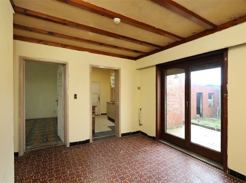 Gunstig gelegen te renoveren woning met mogelijkheid tot 5 slaapkamers&lt;br /&gt;
Omgeving:&lt;br /&gt;
+ Centraal gelegen aan een belangrijke verbindingsweg tus