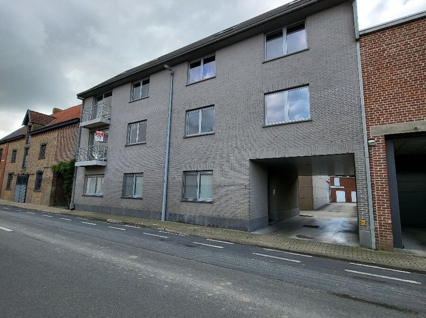 Over het appartement Dit modern en volledig afgewerkt nieuwbouwappartement combineert comfort met een hoogwaardige afwerking. De lichtrijke leefruimte