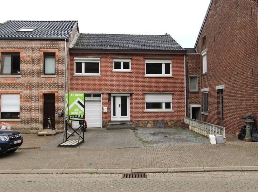 Deze woning is gelegen in Sluizen bij Tongeren. De ruim ingedeelde woning heeft volledig kelder op tuinniveau en een diepe west georiënteerde tuin met
