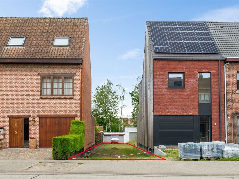 Ligging:  Deze bouwgrond voor gesloten bebouwing bevindt zich op de Pierstraat in Aartselaar, met invalswegen, openbaar vervoer en winkels in de nabij