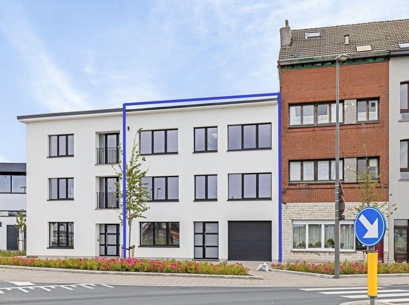 Dit prachtig pand met strategische ligging nabij de op- en afrit van de ring van Antwerpen is recent volledig gerenoveerd geweest met oog voor detail