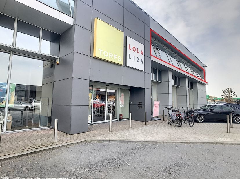 Bureau d&#039;env. 365m² à louer à Wevelgem. Le bureau est situé à proximité de plusieurs routes d&#039;accès et de l&#039;autoroute. Equipé d&#039;une place de parking s