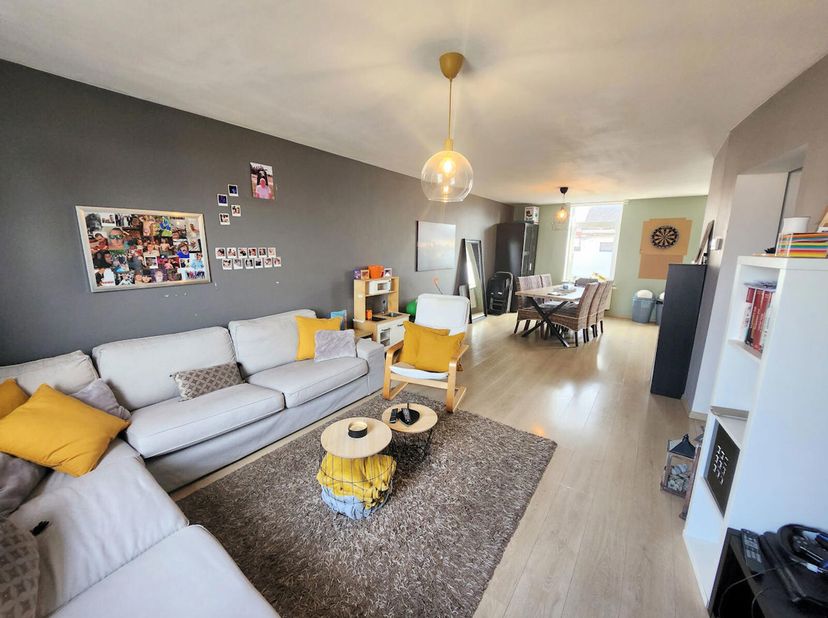 Bel appartement 2 chambres situé au 1er étage.&lt;br /&gt;
Composition  :&lt;br /&gt;
 Hall dentrée : 4m²&lt;br /&gt;
 Cuisine/salle à manger/salon/living : 36m²&lt;br /&gt;