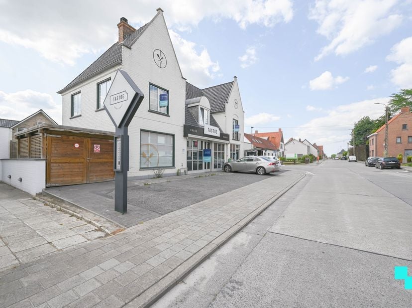 Deze instapklare eigendom in het centrum van Nieuwenhove (Waregem) biedt maar liefst 495 m² bruikbare oppervlakte (volgens EPC-attest) op een zonnig e